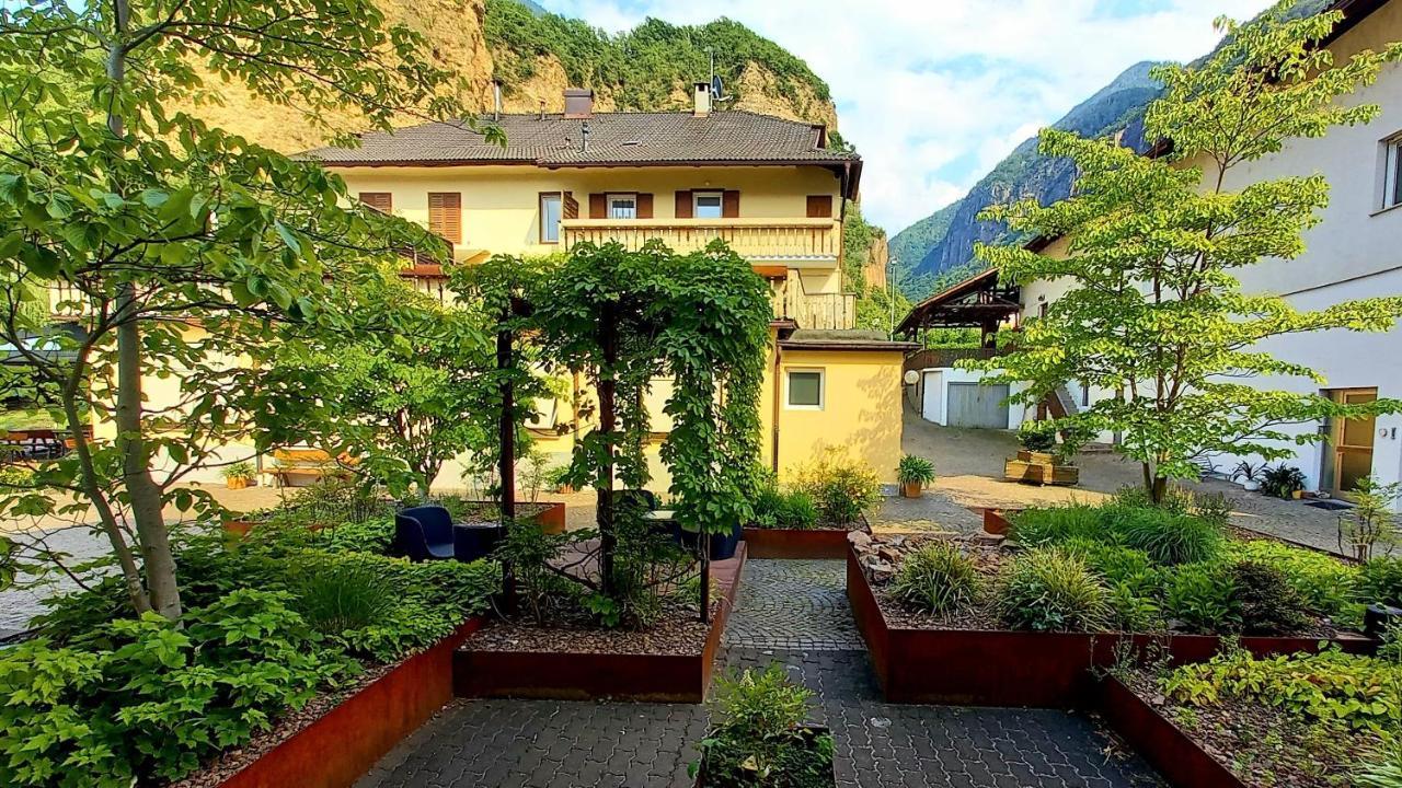Hotel Garni Gruener Baum Laives Exterior photo