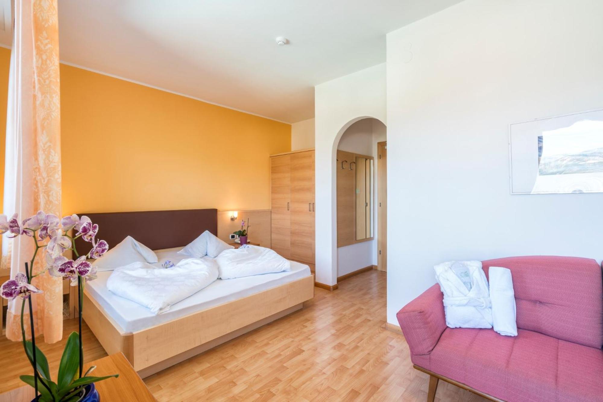 Hotel Garni Gruener Baum Laives Exterior photo