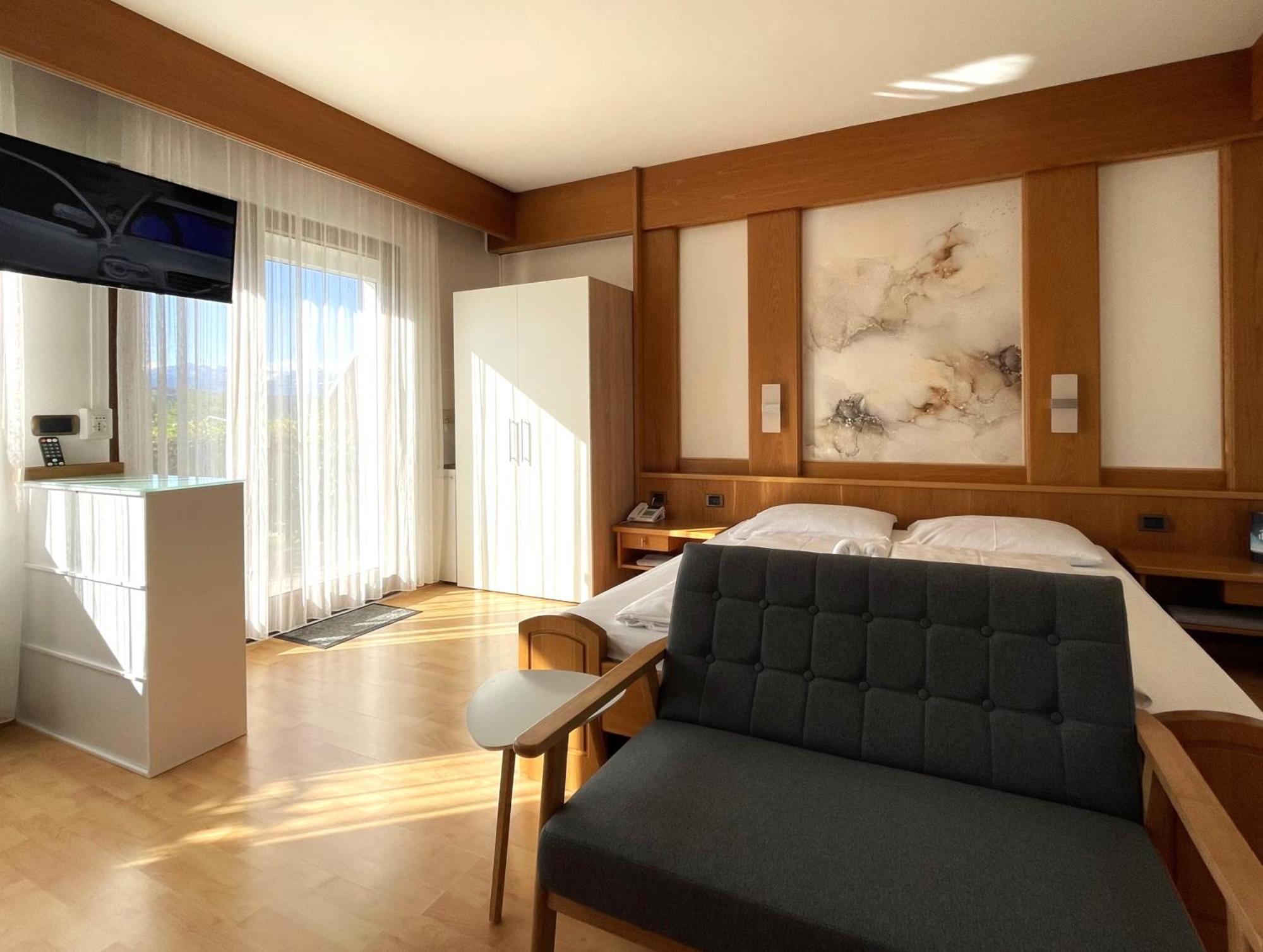 Hotel Garni Gruener Baum Laives Room photo