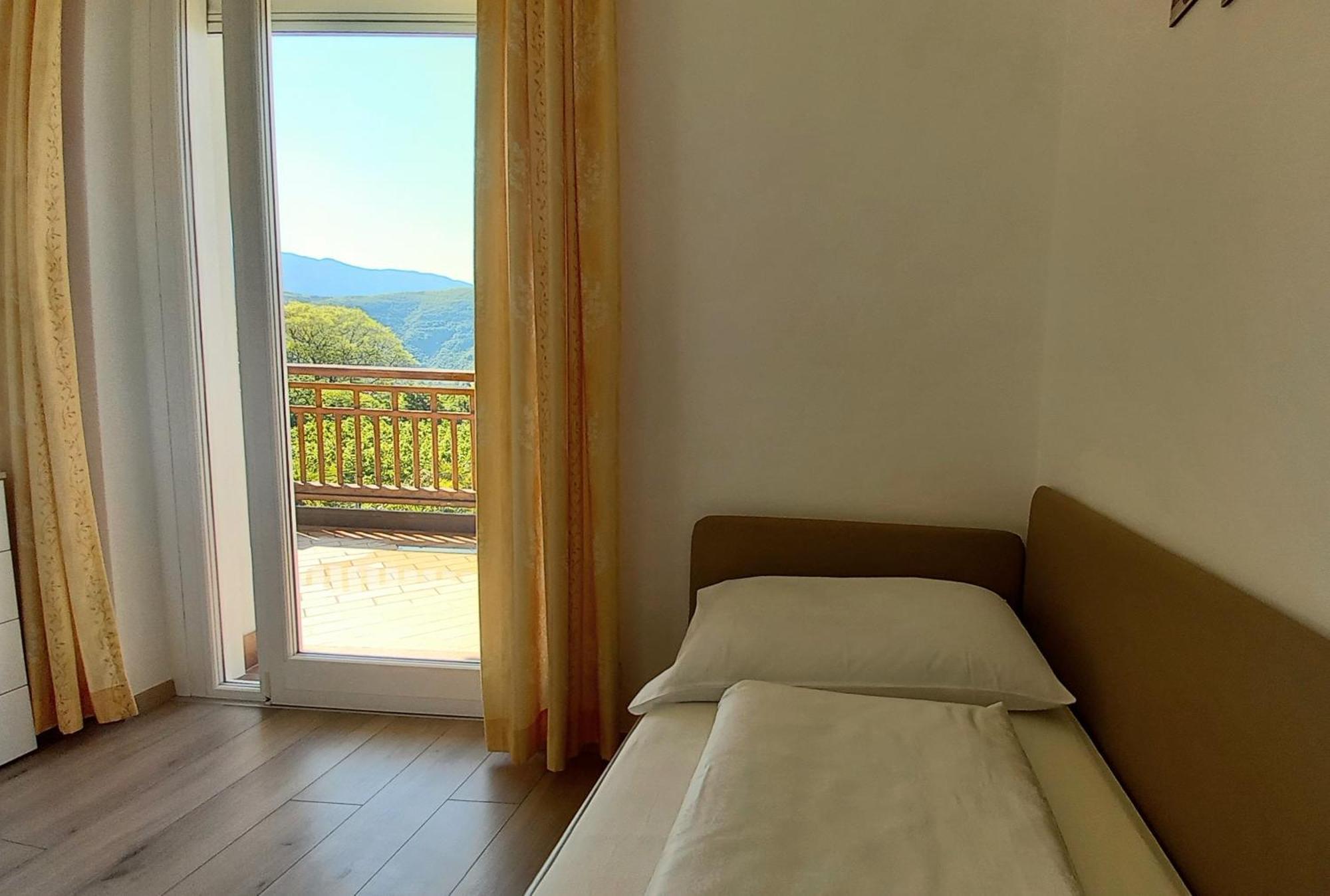 Hotel Garni Gruener Baum Laives Exterior photo