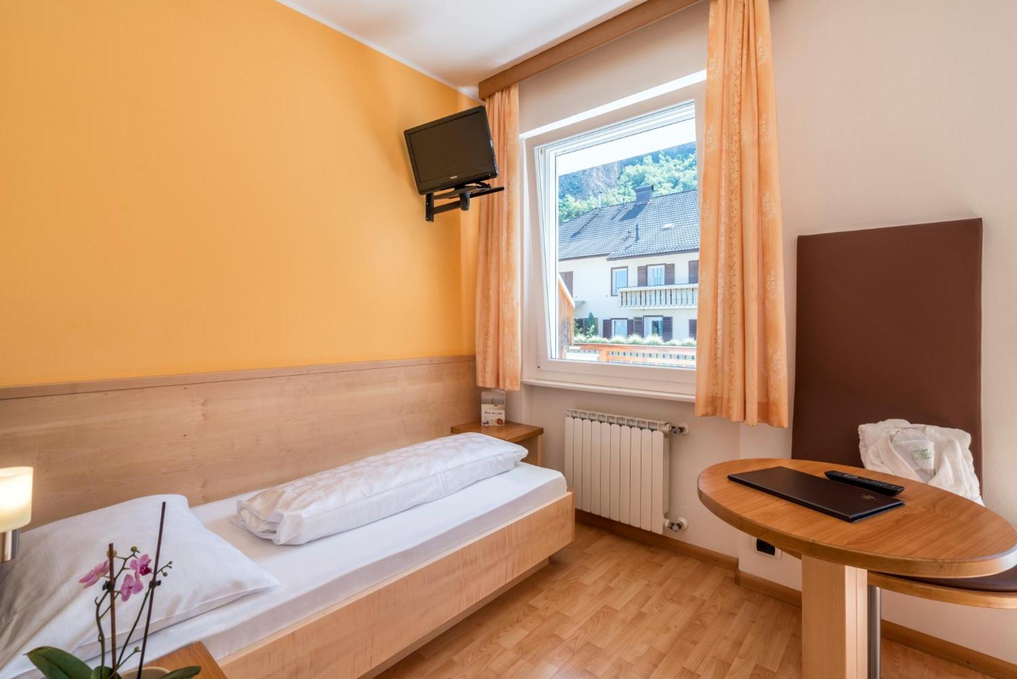 Hotel Garni Gruener Baum Laives Exterior photo