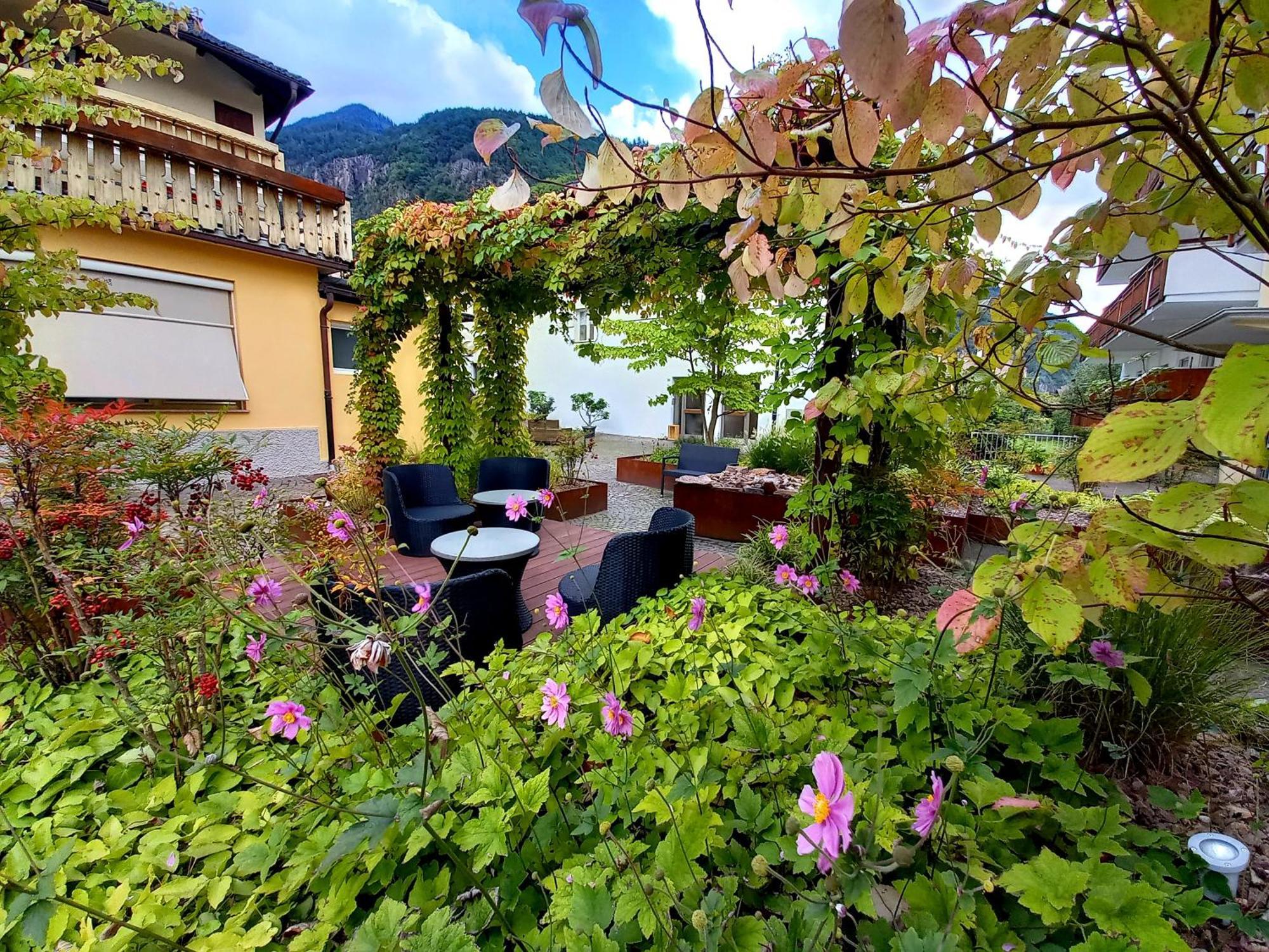 Hotel Garni Gruener Baum Laives Exterior photo